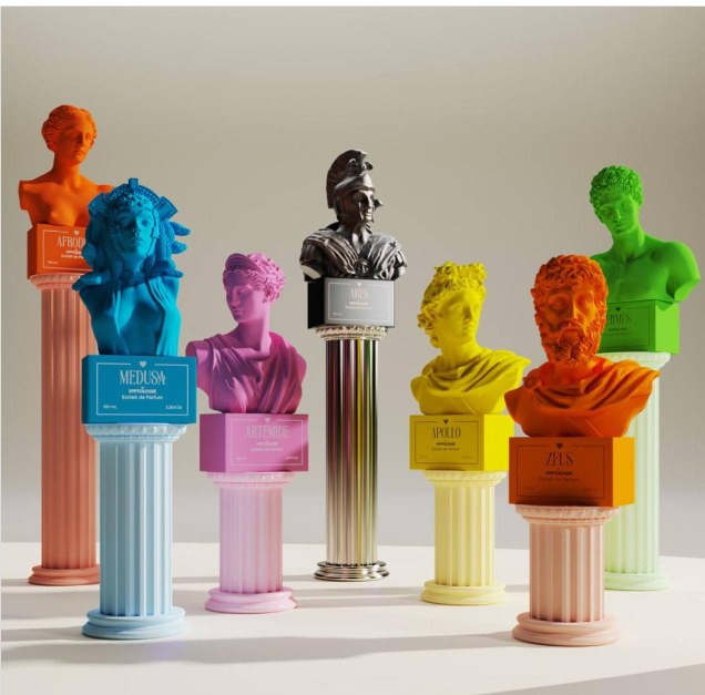 Les 7 flacons-sculptures MΨTOLOGIK sur colonnes : Afrodite, Medusa, Artemide, Ares, Apollo, Zeus et Ermes