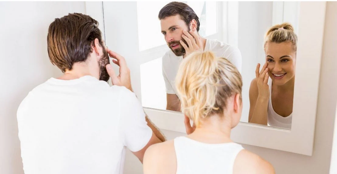 Crème anti-âge sur surface beige dorée — guide pour choisir son soin anti-âge